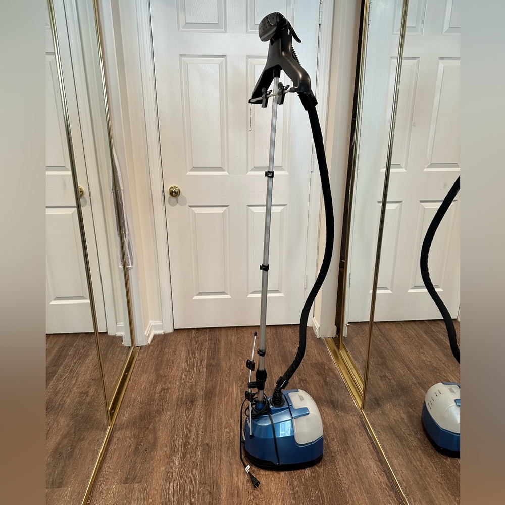 Conair Full size garment steamer. Compacts for easy storage.